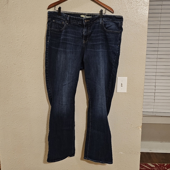 Old navy "dreamer" size 18 jeans. EUC. No stains, holes or tears. - Picture 1 of 4